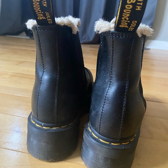 SOLD - Doc Martens Faux Fur Lined Leather Platform Chelsea Boot - Picture 3 of 7